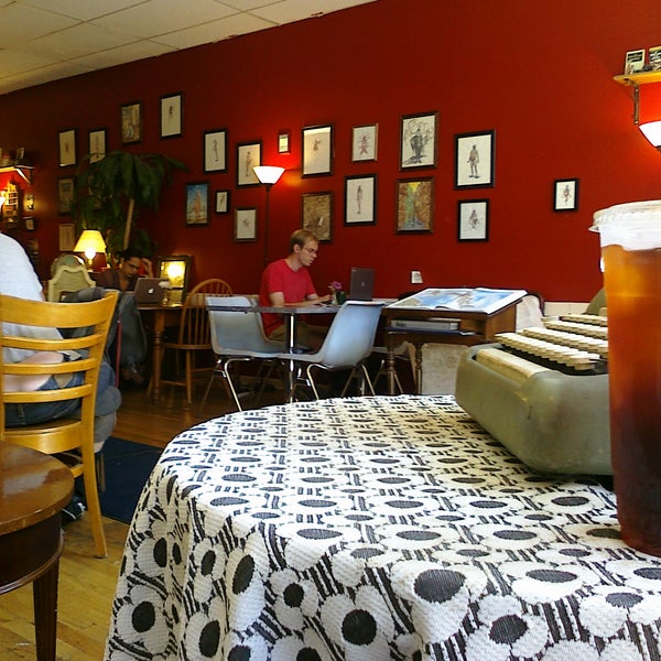 8/26/2011 tarihinde Betsy M.ziyaretçi tarafından Cafe Mustache'de çekilen fotoğraf