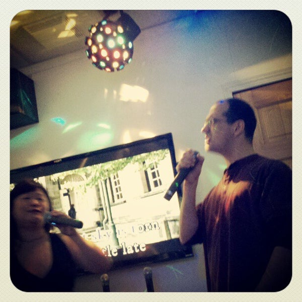 Foto tomada en Lincoln Karaoke  por godless girl el 4/29/2012