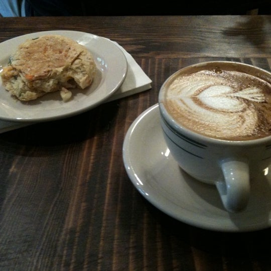 Das Foto wurde bei Naidre&#39;s Cafe &amp; Bakery von Laate O. am 5/2/2011 aufgenommen