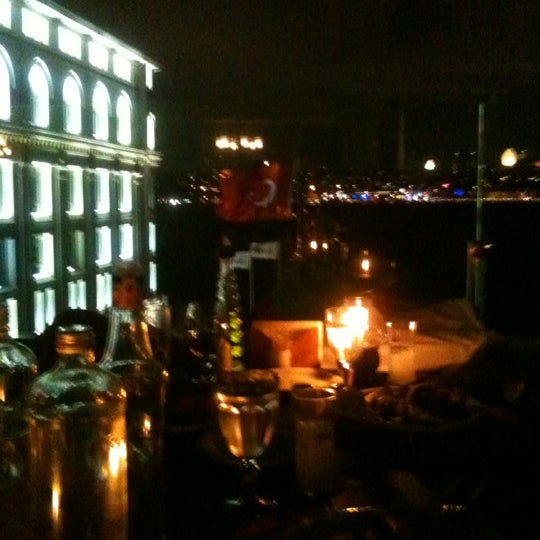 9/7/2012 tarihinde Esra E.ziyaretçi tarafından Vira Balık Restaurant'de çekilen fotoğraf