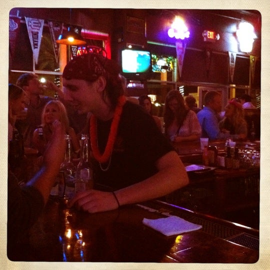 Das Foto wurde bei Rafters Restaurant &amp; Sports Bar von Kelley am 1/1/2012 aufgenommen