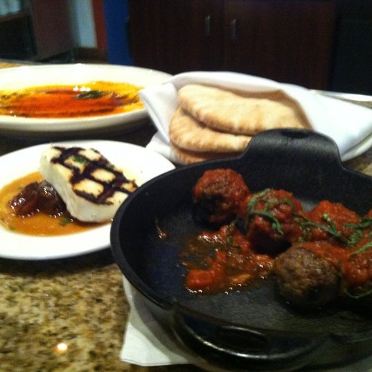 Foto diambil di Saffron Restaurant &amp; Lounge oleh Lindsay W. pada 3/30/2012