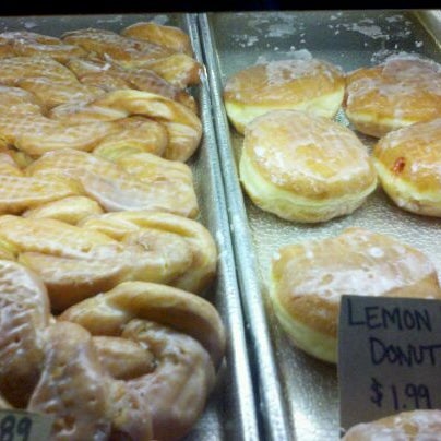 Снимок сделан в Honeymoon Bakery пользователем Tonya D. 2/17/2012