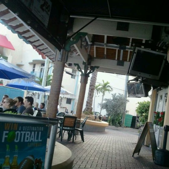 Photo taken at Bru&#39;s Room Sports Grill - Delray Beach by Neourbano T. on 12/29/2011