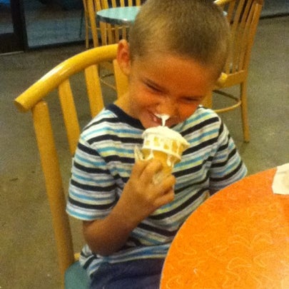 รูปภาพถ่ายที่ The Hop Ice Cream Cafe โดย Mechanica V. เมื่อ 8/5/2012
