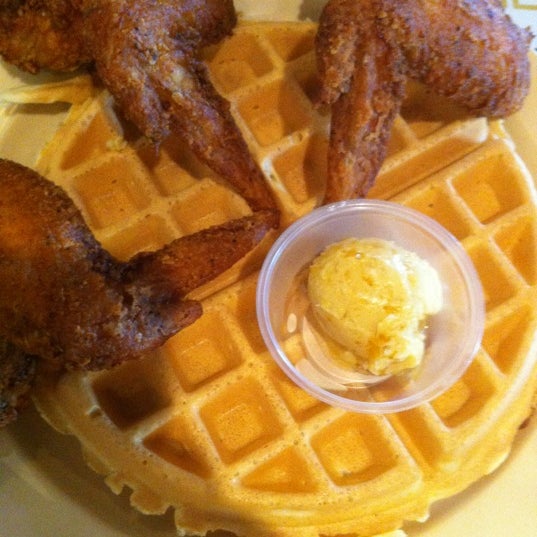 Foto scattata a Maxine&#39;s Chicken &amp; Waffles da BabyDoll il 5/5/2012