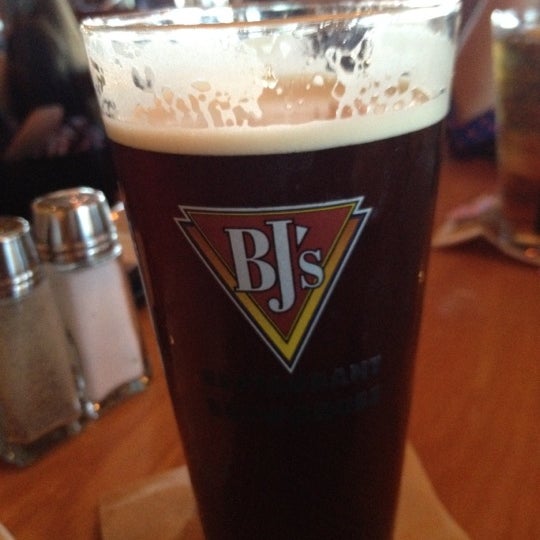 Photo taken at BJ&#39;s Restaurant &amp; Brewhouse by Mario S. on 6/22/2012