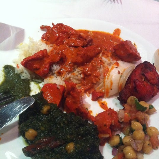 Foto tomada en Darbar Fine Indian Cuisine  por Sheila el 9/11/2012