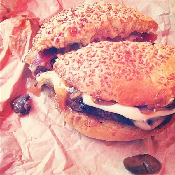 5/26/2012에 Chanda H.님이 be right burger™에서 찍은 사진