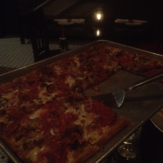 Foto tomada en Antika Restaurant &amp; Pizzeria  por Claire R. el 2/19/2012