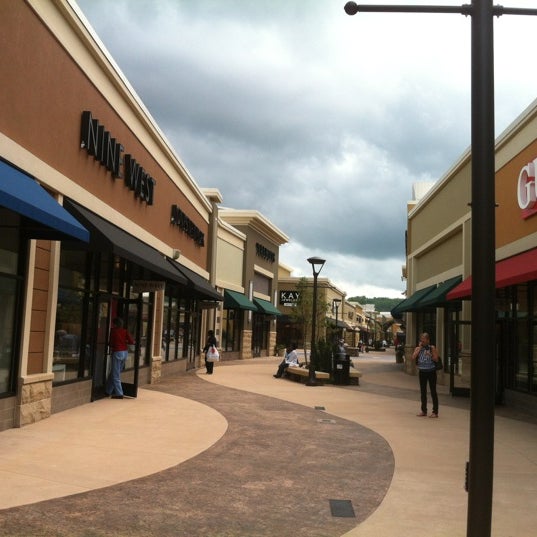 รูปภาพถ่ายที่ The Outlet Shops of Grand River โดย J. O. เมื่อ 3/30/2012