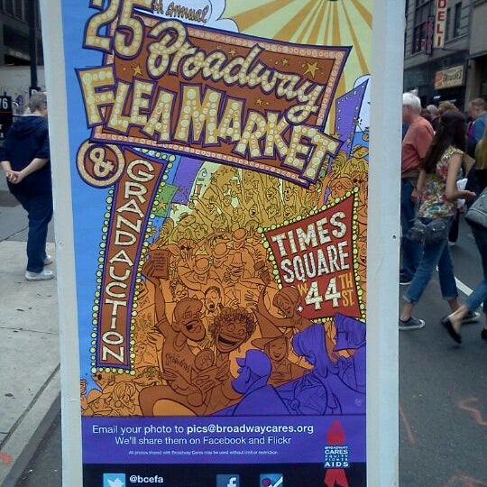 Foto tomada en 26th Annual Broadway Flea Market &amp; Grand Auction  por Travis D. el 9/25/2011