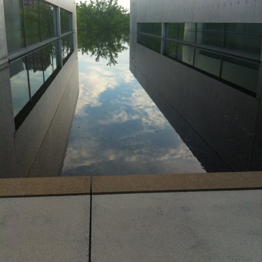 Photo taken at Pulitzer Arts Foundation by Poisonivy 1. on 7/15/2012