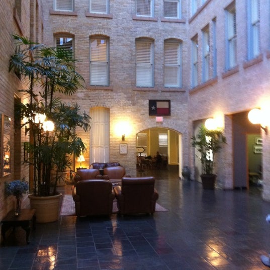 รูปภาพถ่ายที่ The Historic Crockett Hotel โดย Bill B. เมื่อ 11/3/2011