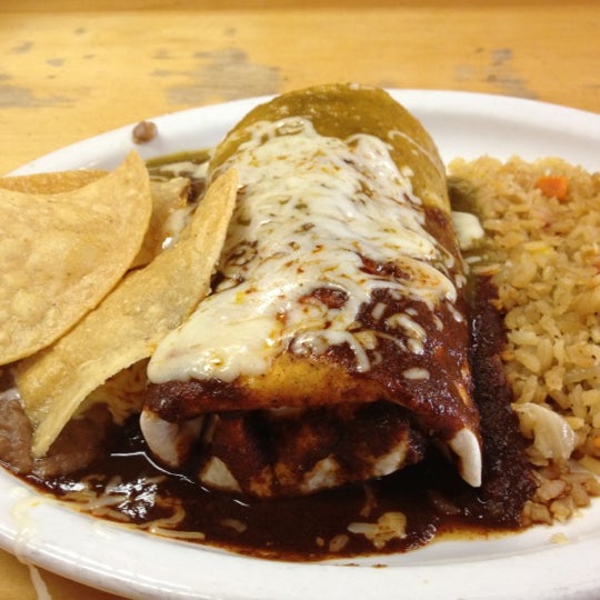 รูปภาพถ่ายที่ Dos Burritos Mexican Restaurant โดย Eric D. เมื่อ 10/21/2011