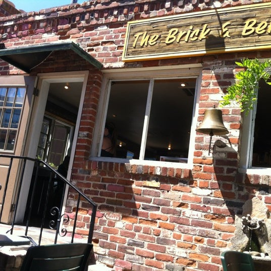 Foto scattata a Brick &amp; Bell Cafe - La Jolla da Steve B. il 9/1/2012