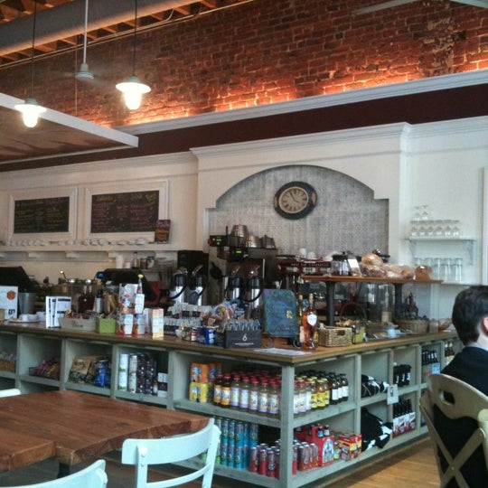 รูปภาพถ่ายที่ The Urban Farmhouse Market &amp; Café โดย Leah B. เมื่อ 4/13/2011