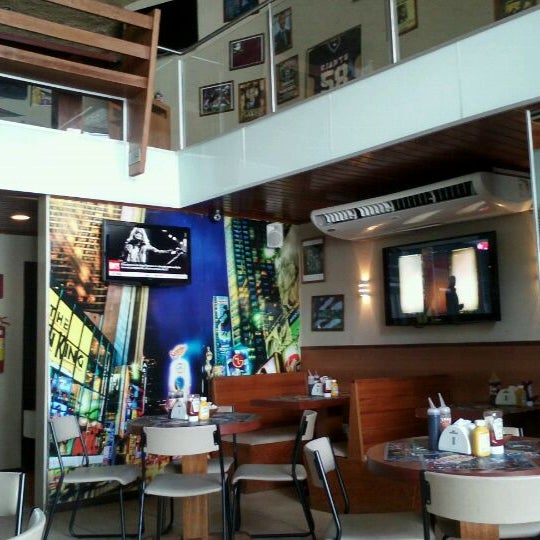 Foto diambil di Saturday&#39;s The Original Burger oleh Al B. pada 5/17/2012