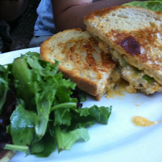 Foto diambil di Van Horn Restaurant oleh Megan D. pada 8/4/2012