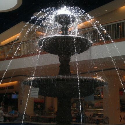 Foto tirada no(a) The Shops at Kenilworth por Patricia H. em 5/29/2012