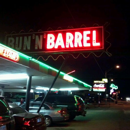รูปภาพถ่ายที่ Bun &#39;N&#39; Barrel โดย Ryan L. เมื่อ 10/16/2011