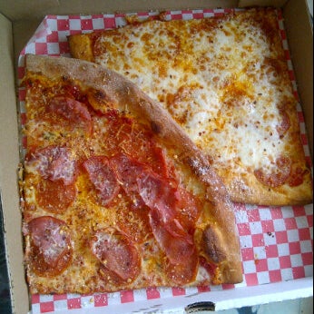 Foto scattata a Southside Flying Pizza da Samantha D. il 8/25/2011