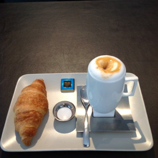 Снимок сделан в 5 Sentits Café &amp; Boutique пользователем Ricard R. 7/5/2012