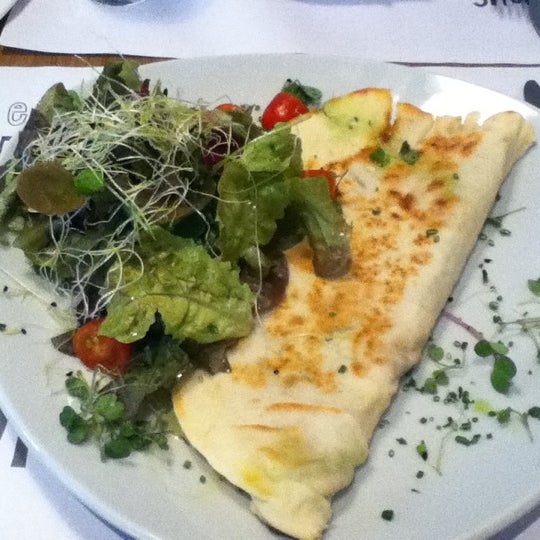 6/20/2012 tarihinde Ximena R.ziyaretçi tarafından Delicious Café'de çekilen fotoğraf