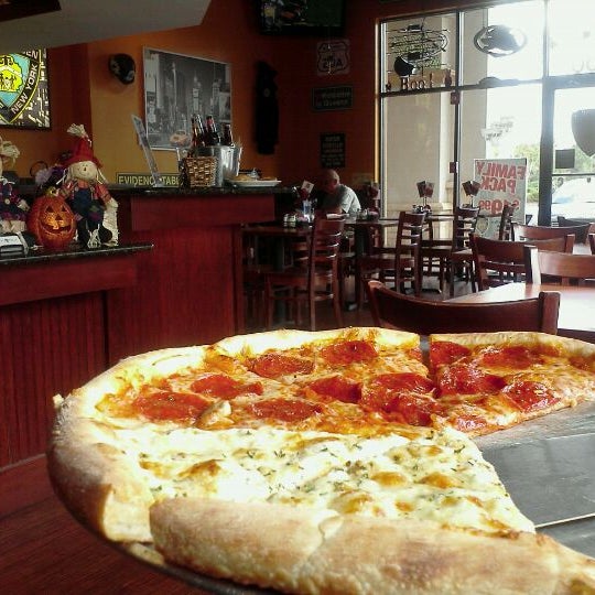 Foto tirada no(a) NYPD Pizza por Raul R. em 10/9/2011