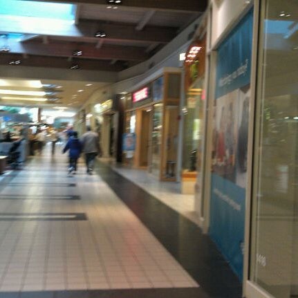รูปภาพถ่ายที่ Spring Hill Mall โดย Robin N. เมื่อ 10/27/2011