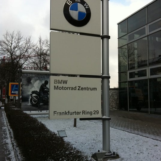 Photo prise au BMW Motorrad Zentrum par ACHTUNG FUSSBALL™ le1/21/2011