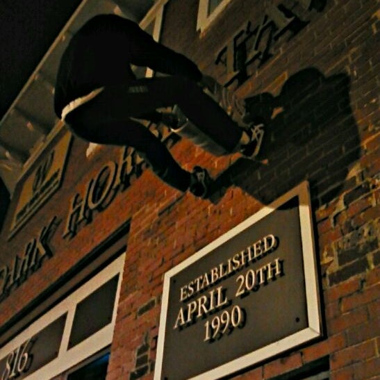 4/19/2012 tarihinde Brandon L.ziyaretçi tarafından Dark Horse Tavern'de çekilen fotoğraf
