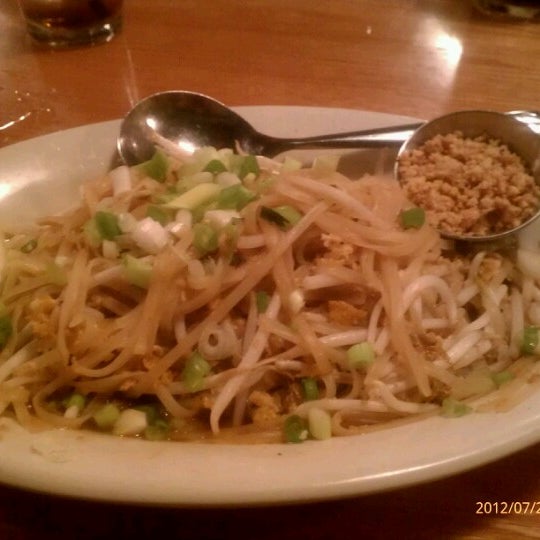 Das Foto wurde bei Sawatdee Thai Restaurant von Toshie Y. am 7/22/2012 aufgenommen