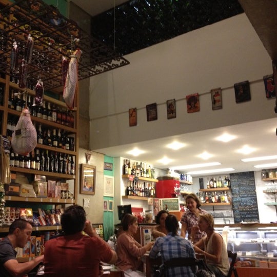 3/7/2012 tarihinde Gustavo P.ziyaretçi tarafından Emporio Paraíso - Cafe Salumeria'de çekilen fotoğraf