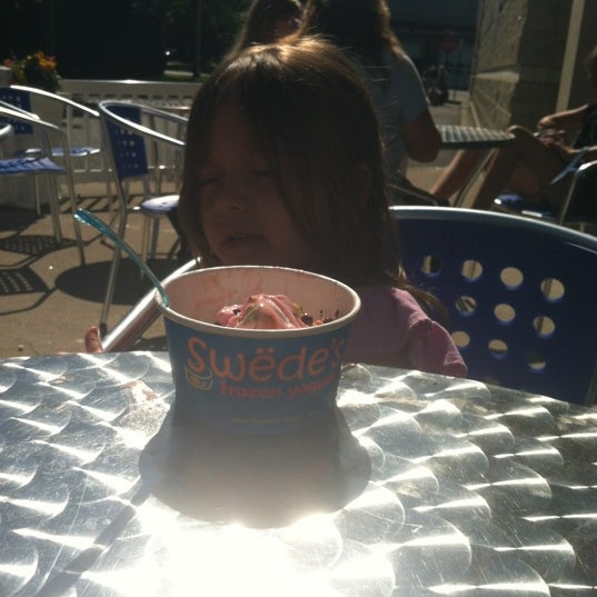 รูปภาพถ่ายที่ Swede&#39;s Frozen Yogurt โดย Jason W. เมื่อ 8/18/2012