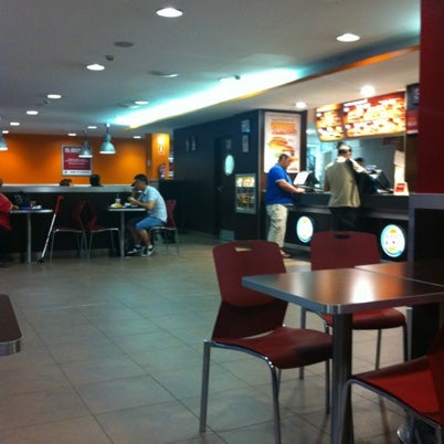 รูปภาพถ่ายที่ Burger King โดย Frederic L. เมื่อ 8/30/2012