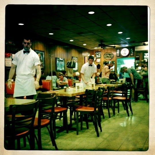 5/12/2012 tarihinde Stacey M.ziyaretçi tarafından DeLorenzo&#39;s Pizza'de çekilen fotoğraf