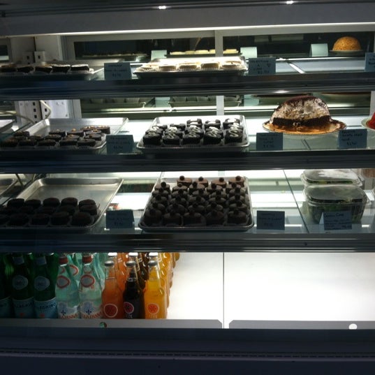 Снимок сделан в Semi Sweet Bakery пользователем Rose D. 3/22/2012