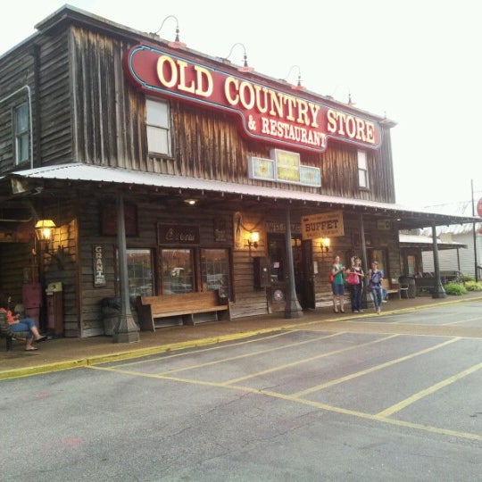 รูปภาพถ่ายที่ Brooks Shaw&#39;s Old Country Store &amp; Restaurant โดย Natasha W. เมื่อ 7/19/2012