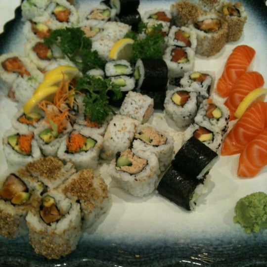Foto scattata a Hanaichi Sushi Bar + Dining da Laura il 6/30/2012