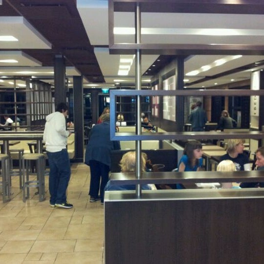 รูปภาพถ่ายที่ McDonald&#39;s โดย Frank G. เมื่อ 3/23/2012