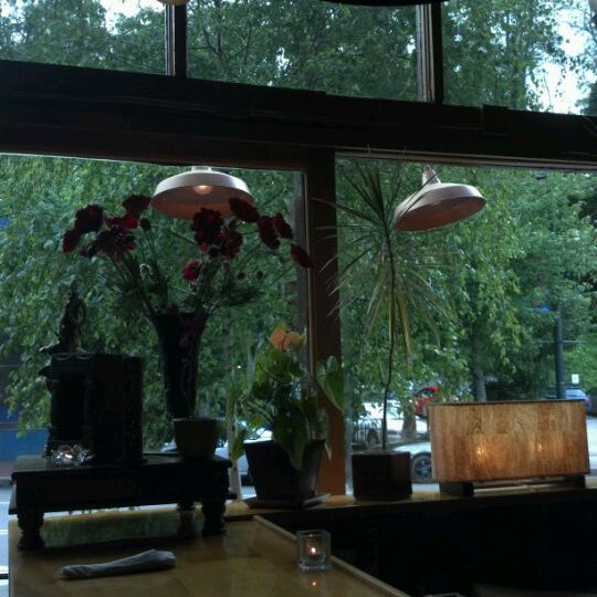 Foto diambil di Mela Indian Restaurant oleh Carrie C. pada 5/6/2012