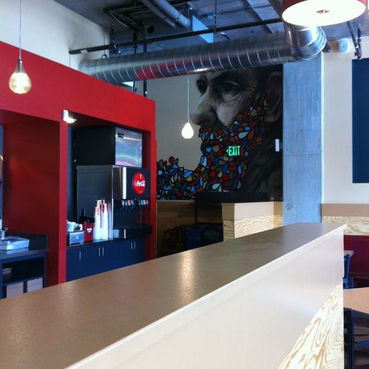 รูปภาพถ่ายที่ Blue Moon Burgers Capitol Hill โดย Matthew C. เมื่อ 4/9/2012