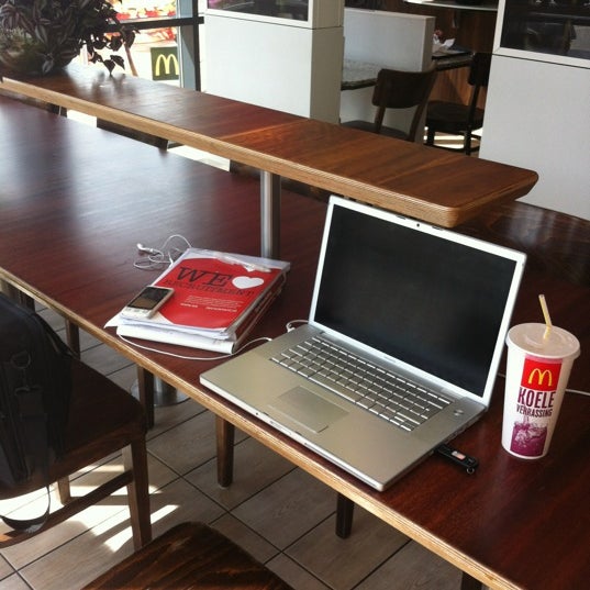 รูปภาพถ่ายที่ McDonald&#39;s โดย Michael W. เมื่อ 8/22/2012
