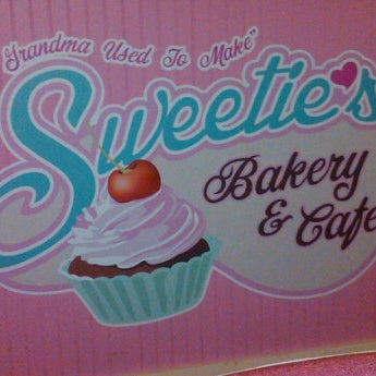 Снимок сделан в Sweetie&#39;s Bakery &amp; Cafe пользователем Jackie S. 2/16/2012