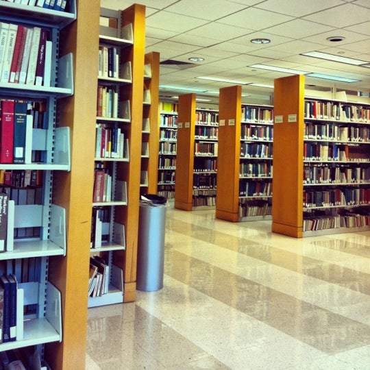 4/24/2012 tarihinde Ceyda L.ziyaretçi tarafından Brooklyn College Library'de çekilen fotoğraf