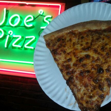 Foto tomada en Joe&#39;s Pizza Buy the Slice  por Shanna B. el 4/28/2012