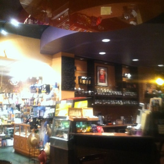 Foto diambil di Rico&#39;s Cafe &amp; Wine Bar oleh Jacquie P. pada 5/5/2012