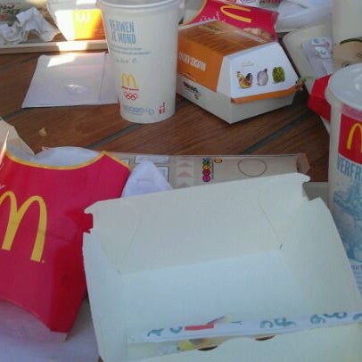 รูปภาพถ่ายที่ McDonald&#39;s โดย Nick B. เมื่อ 4/1/2012