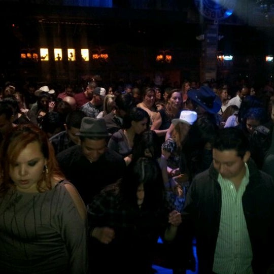 Foto tomada en Whiskey River Dancehall &amp; Saloon  por Jason &quot;Danger&quot; D. el 2/10/2012